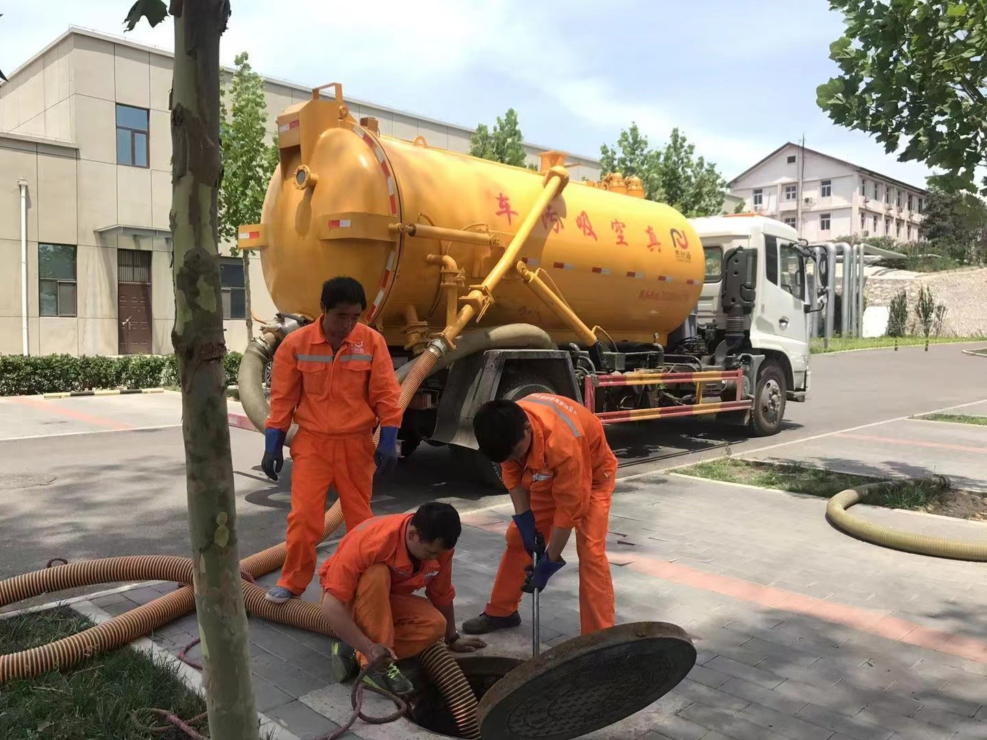 达州管道疏通车停在窨井附近