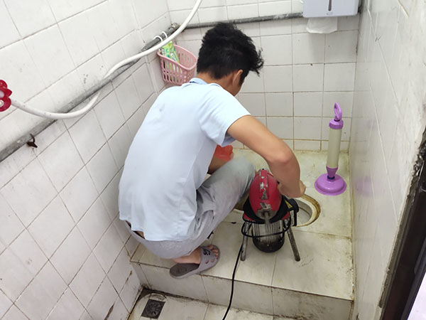 达州管道堵塞冒臭气 专业师傅现场解决问题